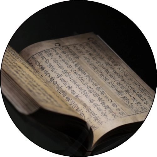 libro con caratteri cinesi antichi aperto