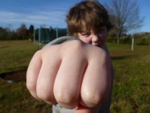 Immagine per l'articolo i tre errori del principiante che raffigura un bambino che da un pugno, con il pugno in primo piano.