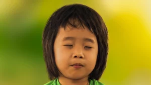 Fang Song, rilassamento emotivo. Un bambino calmo fa meditazione