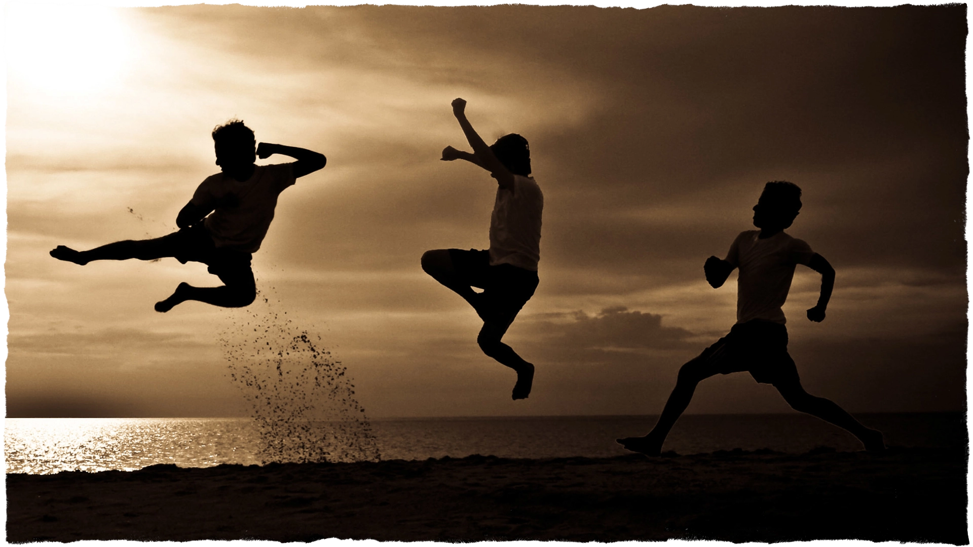 Immagine con i vari passaggi di un ragazzo che al tramonto, in spiaggia, salta dando un calcio in aria; copertina dell'articolo Le cinque qualità del praticante