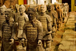 Fotografia raffigurante alcune delle statue dell'esercito di terracotta, per l'articolo le otto strategie di sun bin