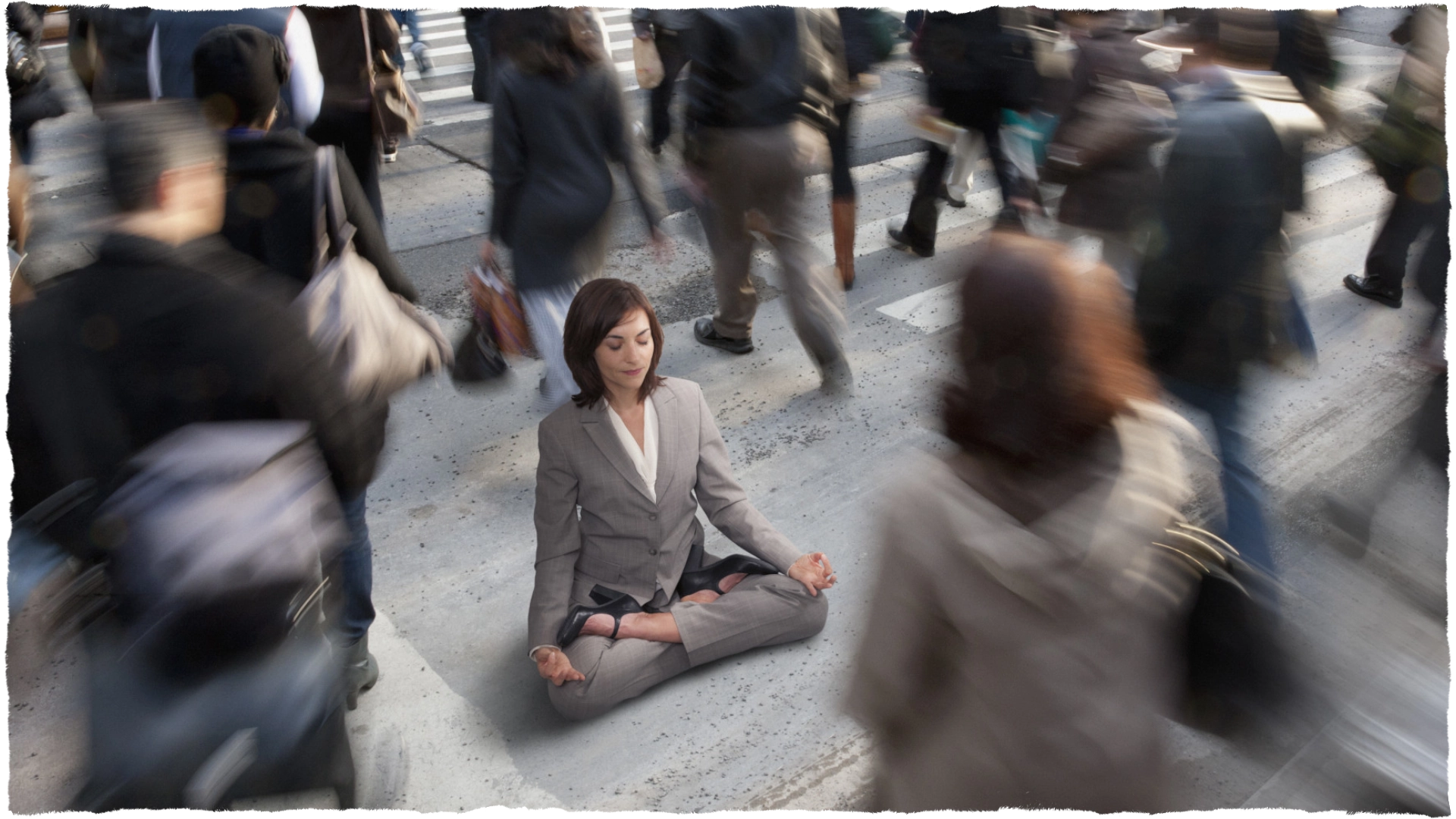 Fotografia di una donna in meditazione in mezzo alla folla che attraversa la strada. Copertina della categoria "l'Arte nella vita quotidiana"