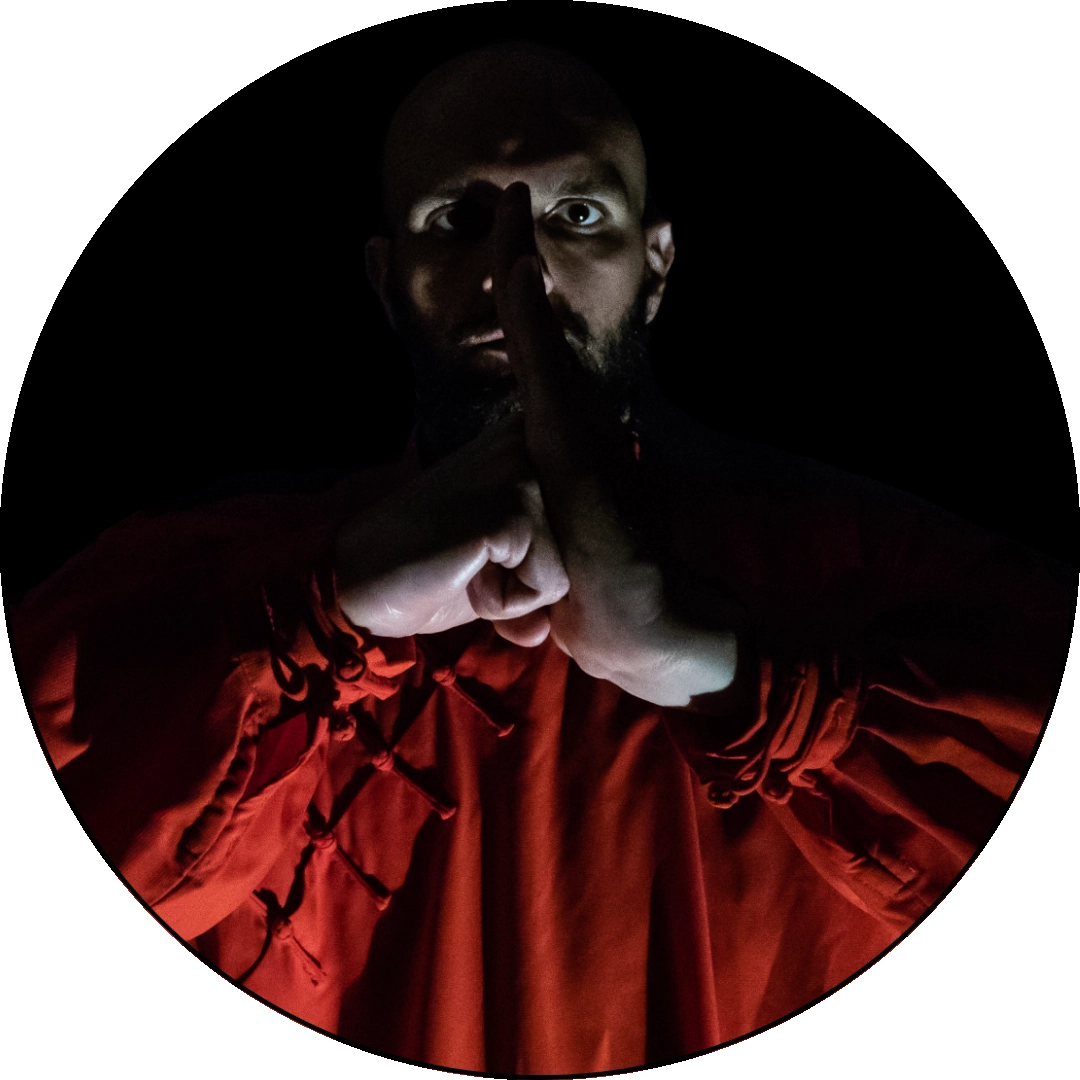 Fotografia di Andrea Salimbeni che esegue il saluto Bao quan li (bàoquán lǐ, 抱拳礼)
